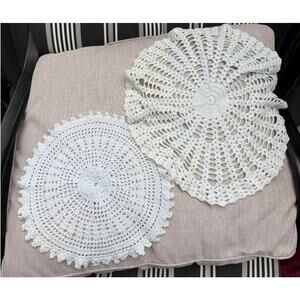 VINTAGE SET OF 2 ROUND DOILY'S APPROX 10" AND 13" SOME DISCOLOR ON ONE